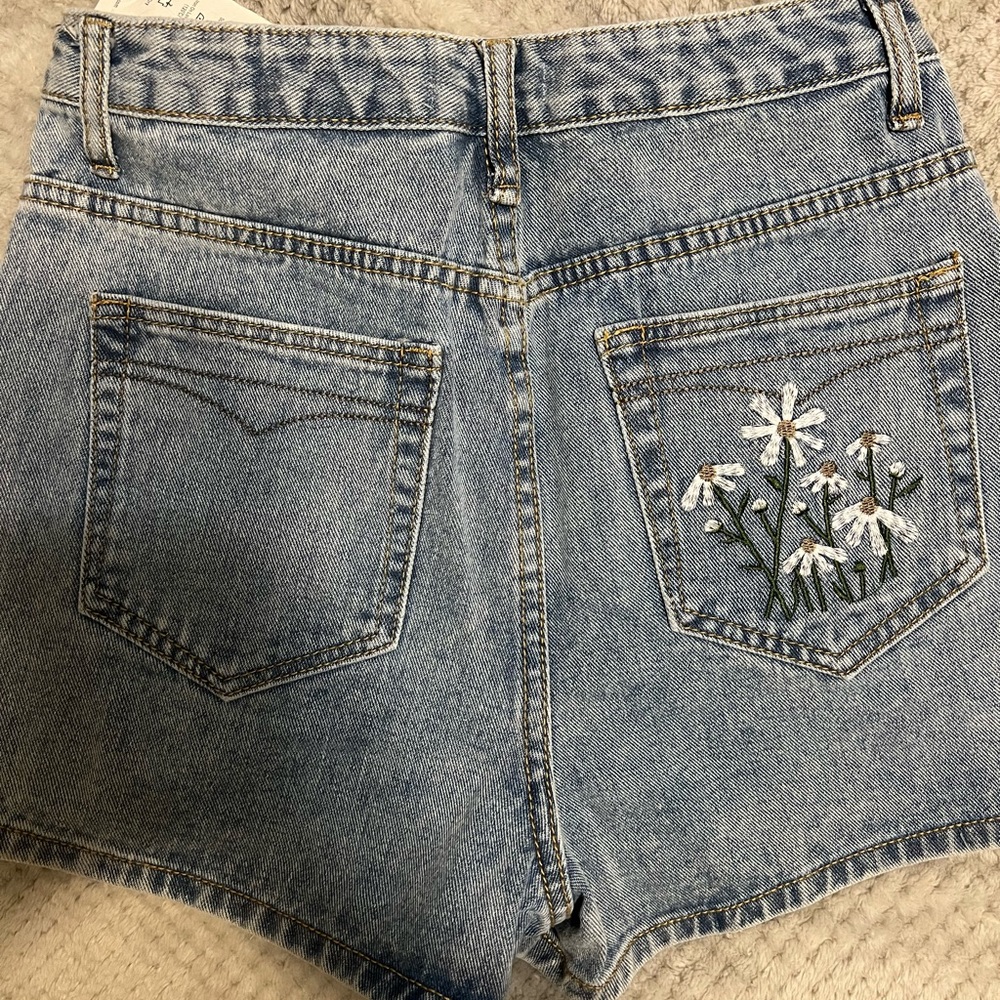 Sz Medium Distressed Mom Denim Shorts with Daisy Pocket Design